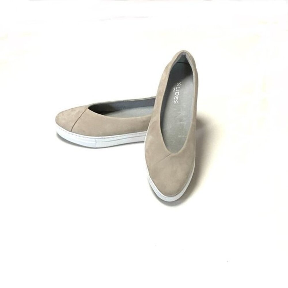 J/Slides ntc.Women pull on beige color‎ sneaker size 7:5